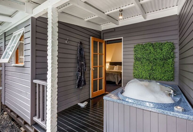 Отель Yallingup Lodge Spa Retreat