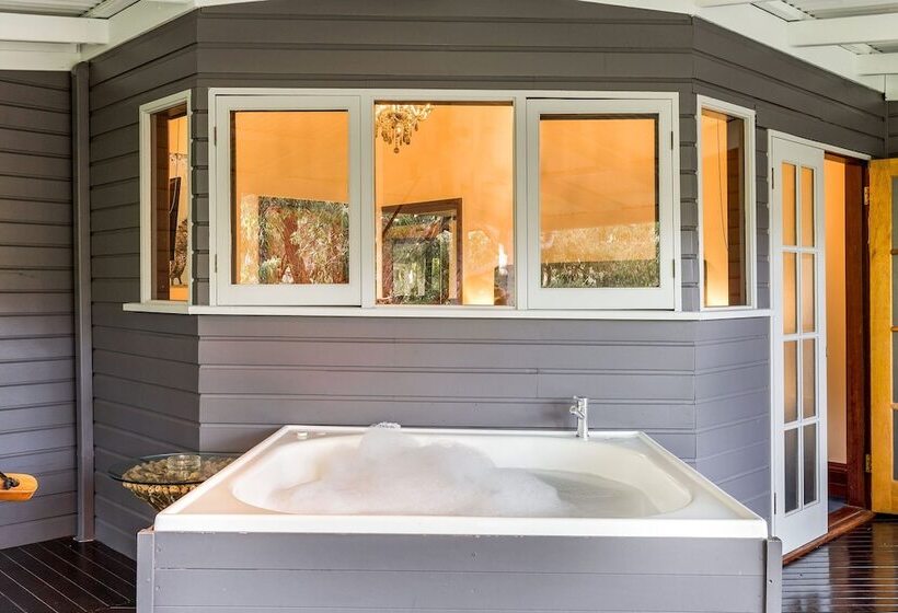 Отель Yallingup Lodge Spa Retreat