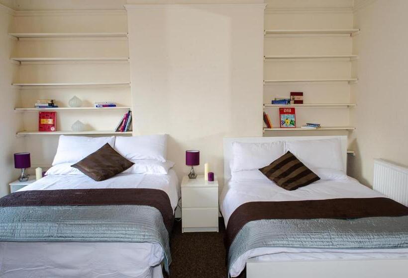 بنسيون Campbells Guest House