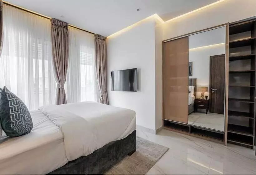 هتل Boardroom Apartments
