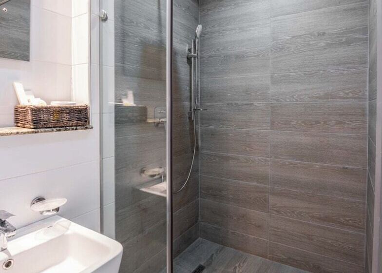 هتل Boardroom Apartments