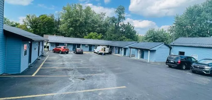 Motelli Hillsboro Inn & Suites