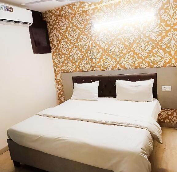 هتل Near Hauz Khas Fort