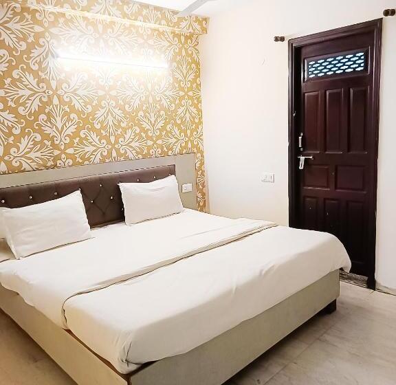 هتل Near Hauz Khas Fort