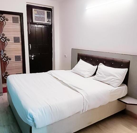 هتل Near Hauz Khas Fort