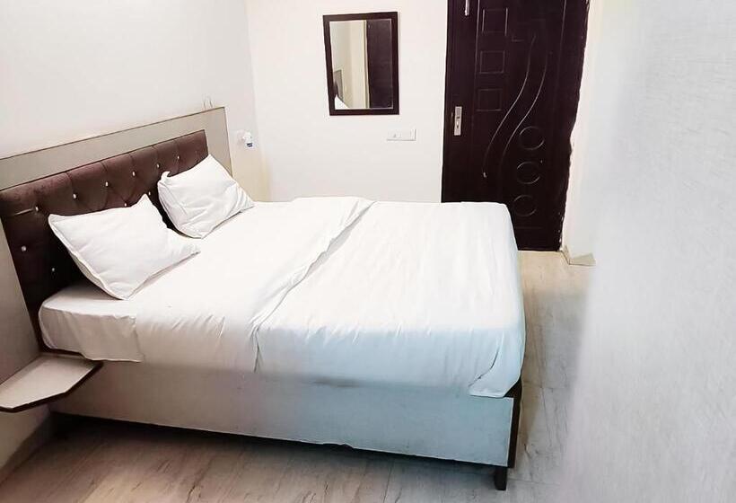 هتل Near Hauz Khas Fort