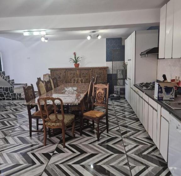 פנסיון Casa Iuliana