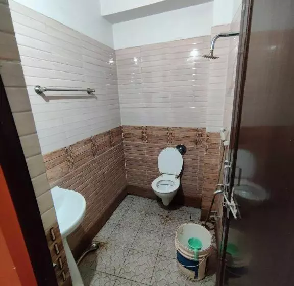 Hotelli Oyo Flagship Adhunik Lodge