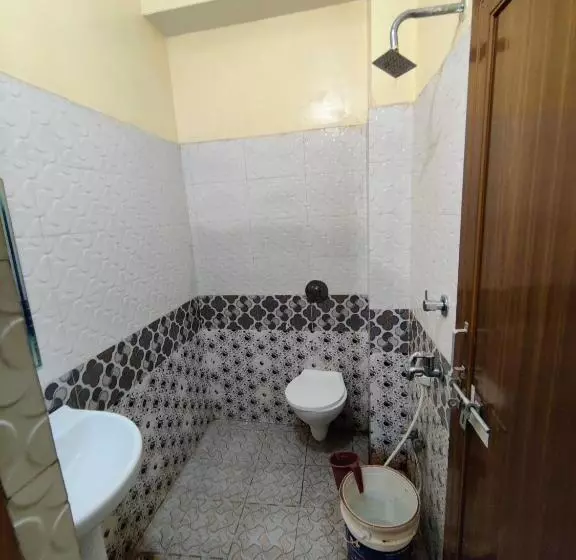 Hotelli Oyo Flagship Adhunik Lodge