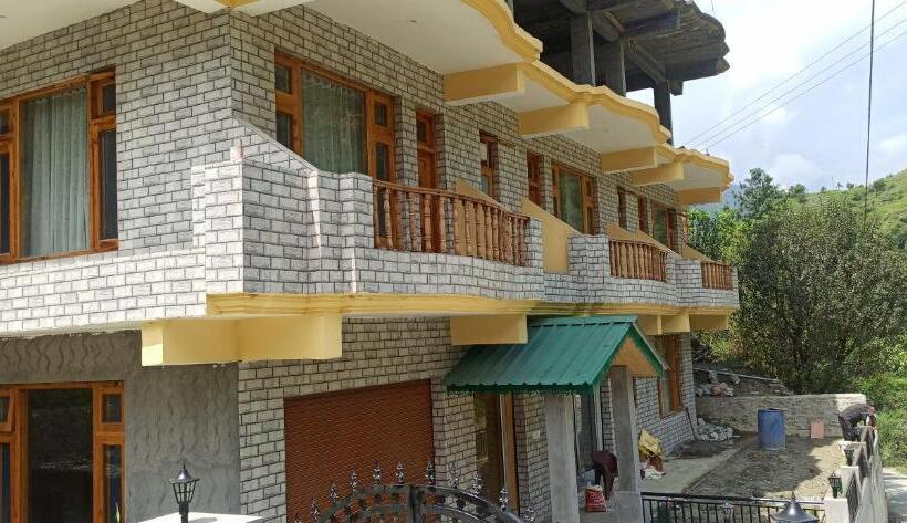 בית מלון כפרי Royal Galaxy Tirthan