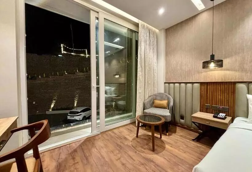 ホテル Arnisa Kasauli   A Boutique