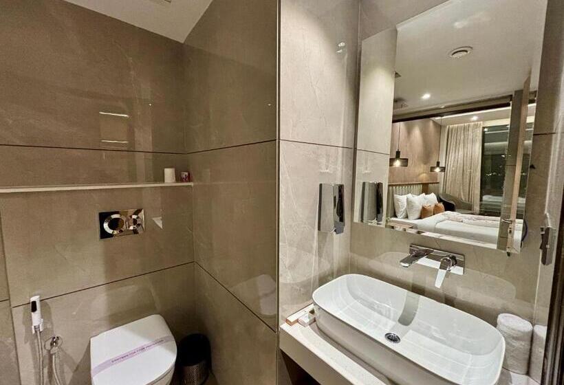 ホテル Arnisa Kasauli   A Boutique