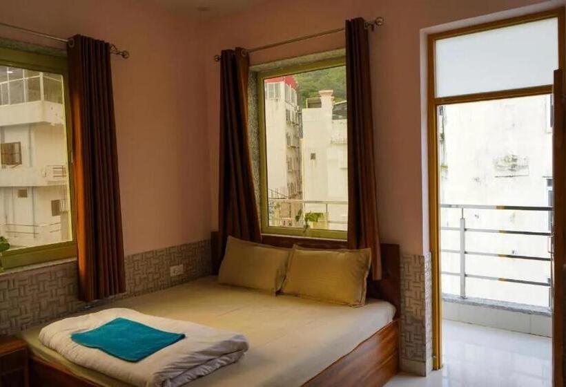 Shanti Hostel And Garden Cafe