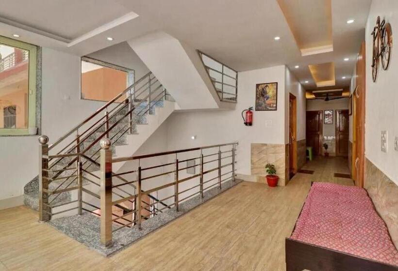 Shanti Hostel And Garden Cafe