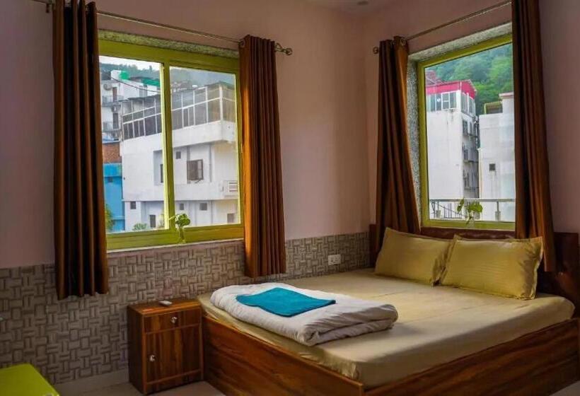 Shanti Hostel And Garden Cafe