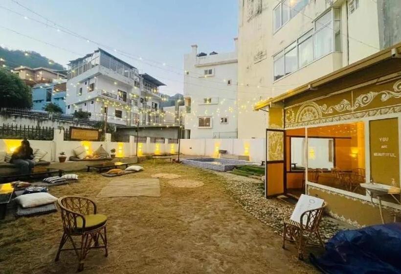 Shanti Hostel And Garden Cafe