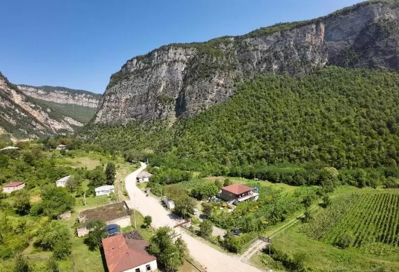 پانسیون Guest House Oasis   Tvishi