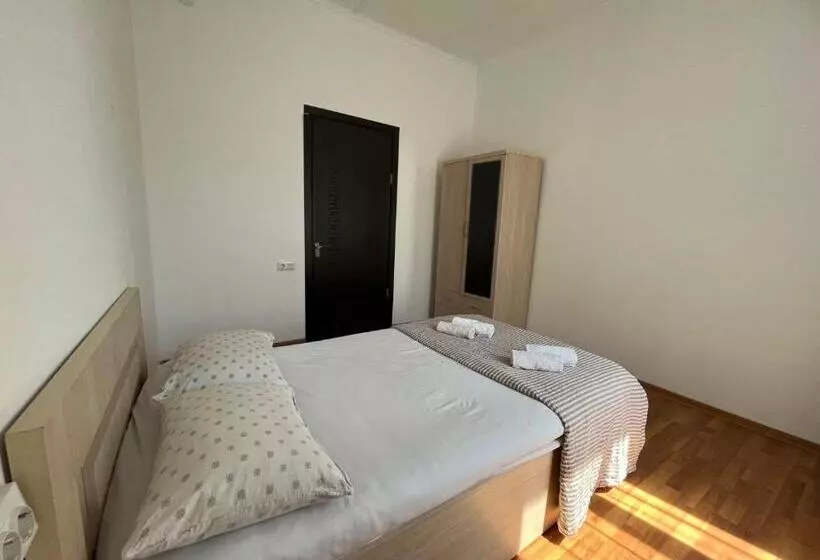 پانسیون Guest House Oasis   Tvishi