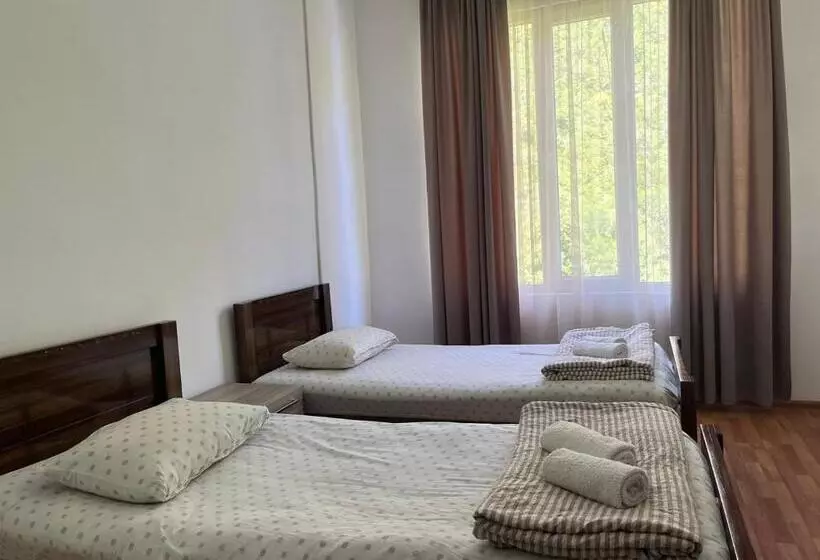 پانسیون Guest House Oasis   Tvishi