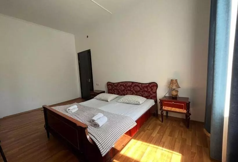 پانسیون Guest House Oasis   Tvishi
