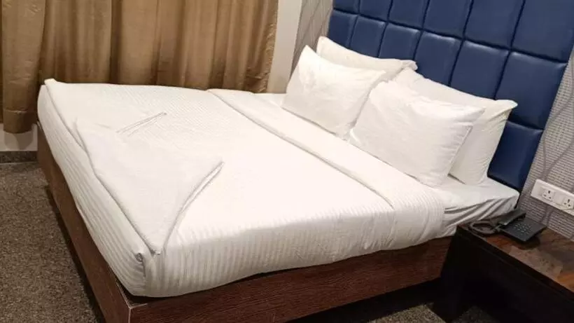 ホテル Shree Mahalaxmi Inn Couple Friendly