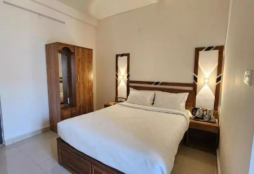 ホテル Sviksha Inn