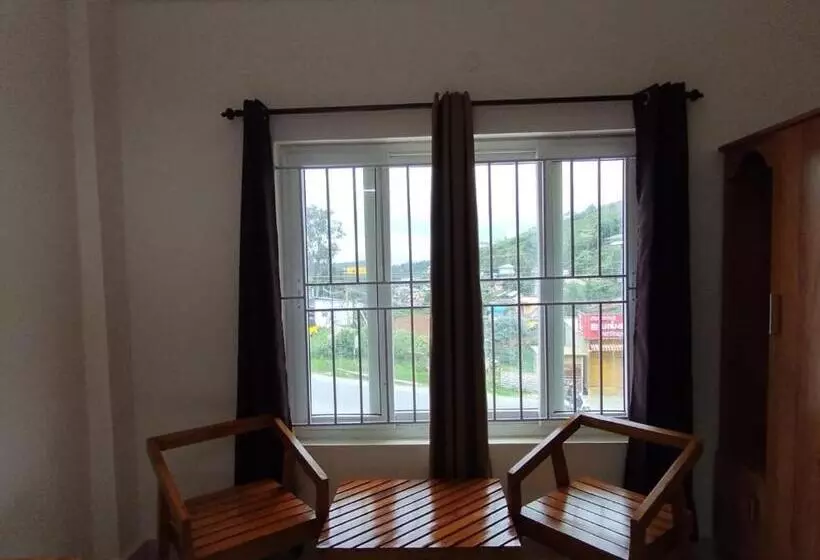 ホテル Sviksha Inn