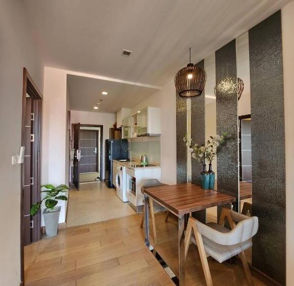 The Astra Condo Large Room 50 Sqm ,sauna And Rooftop Pool