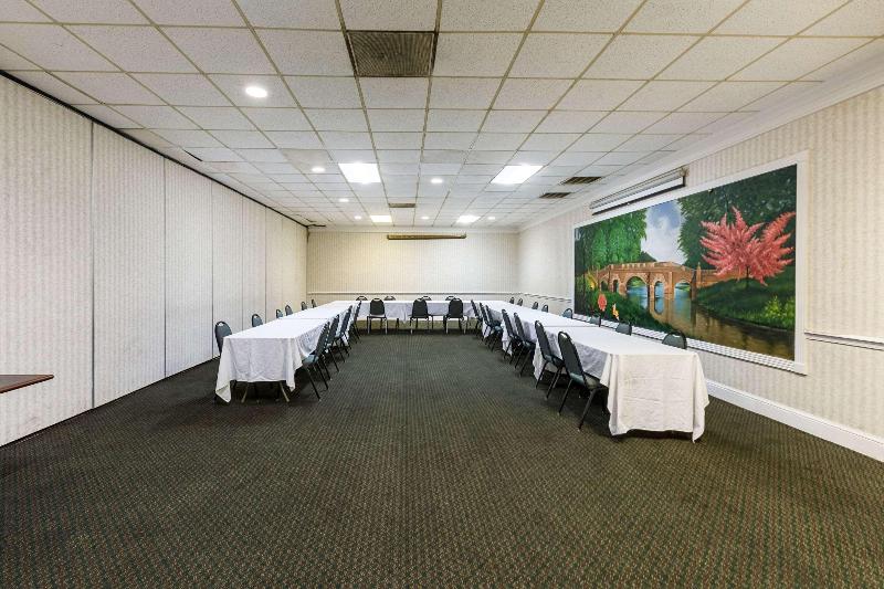 ホテル Rodeway Inn & Suites