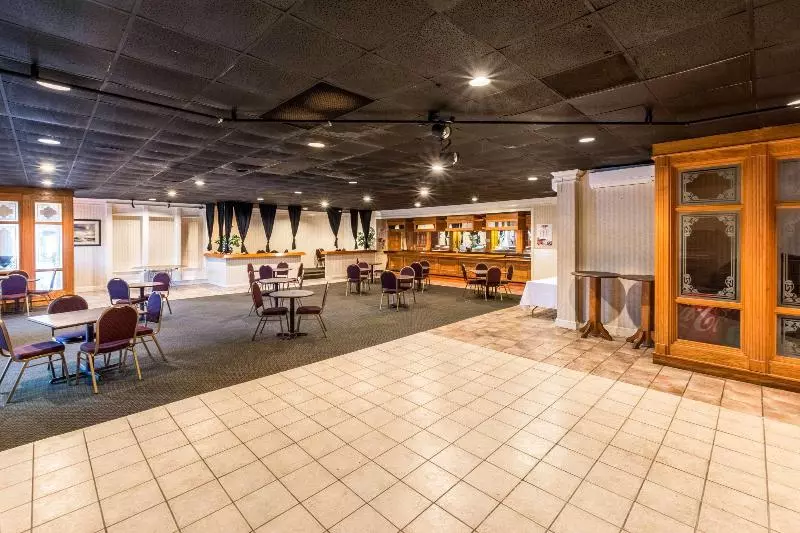 ホテル Rodeway Inn & Suites