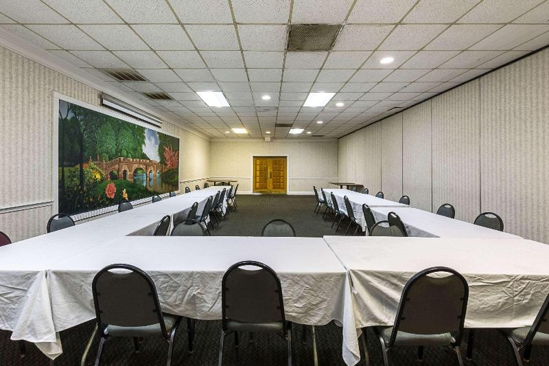 ホテル Rodeway Inn & Suites