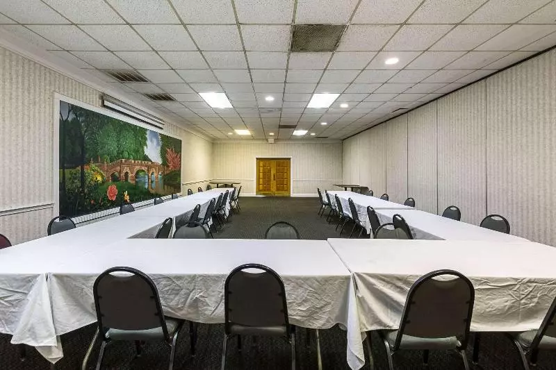 ホテル Rodeway Inn & Suites
