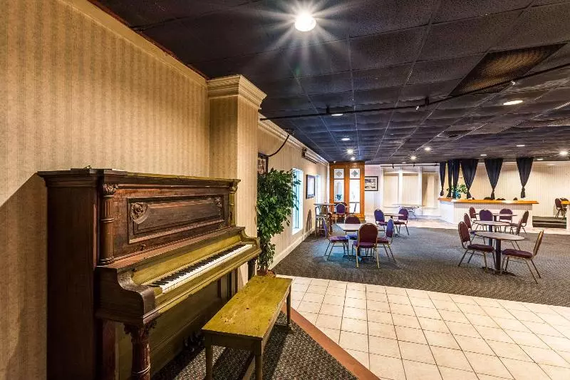 ホテル Rodeway Inn & Suites