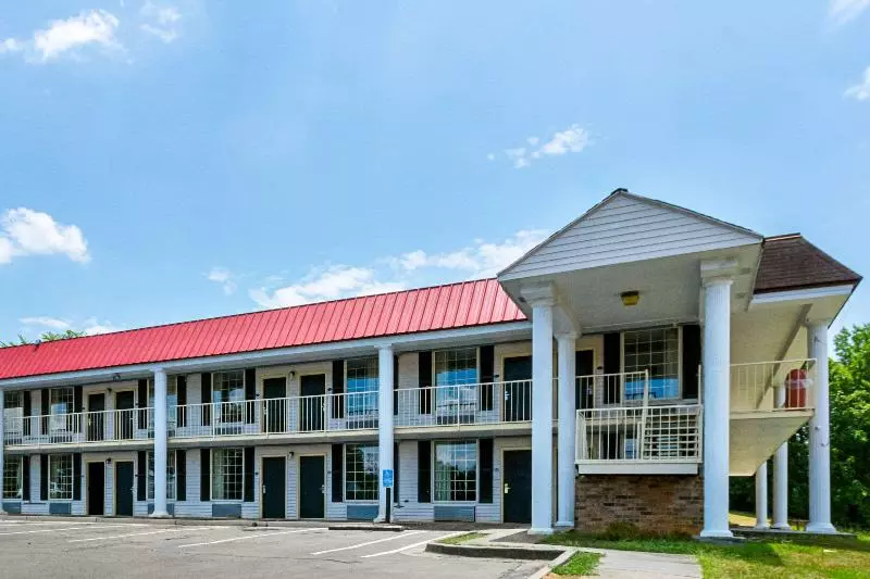 ホテル Rodeway Inn & Suites