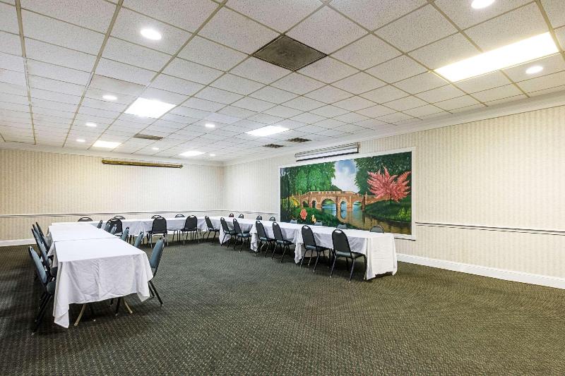 ホテル Rodeway Inn & Suites