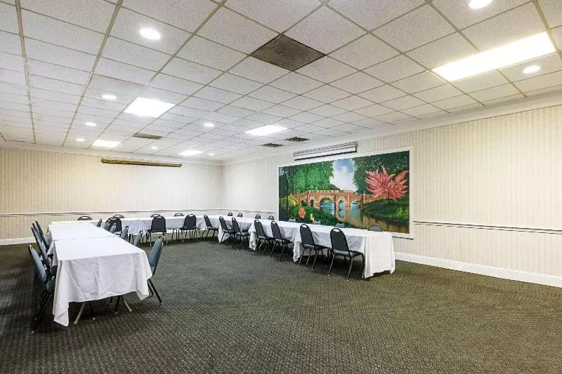 ホテル Rodeway Inn & Suites