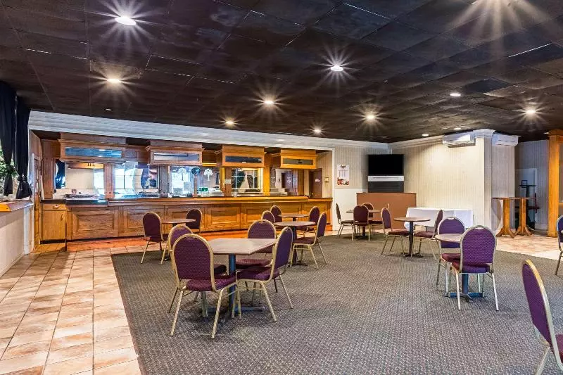 ホテル Rodeway Inn & Suites