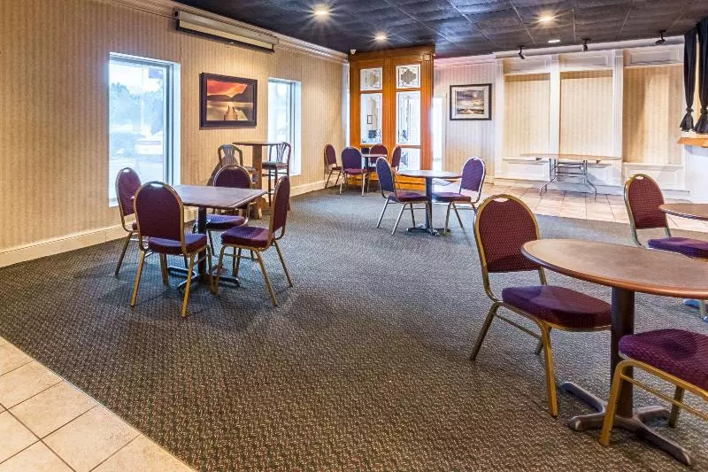 ホテル Rodeway Inn & Suites