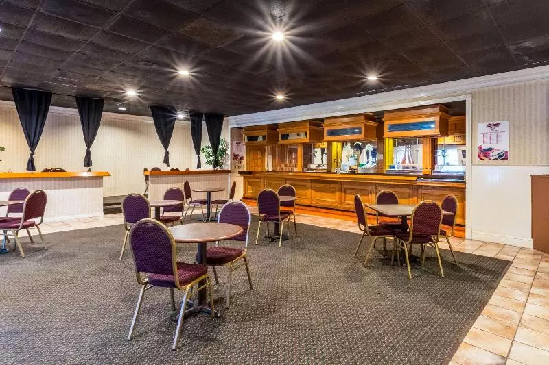 ホテル Rodeway Inn & Suites