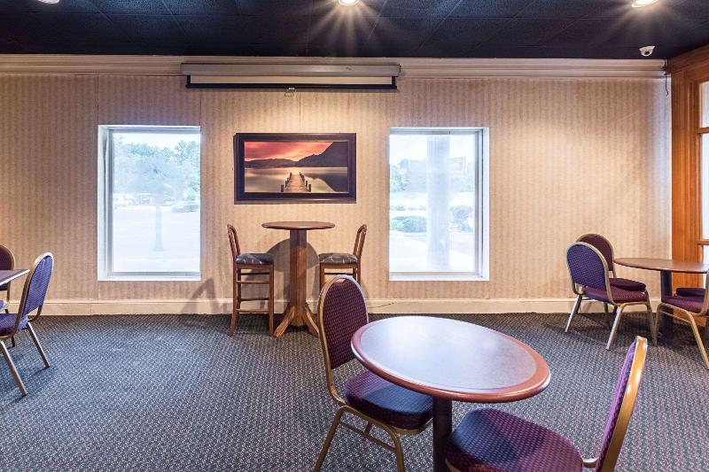 ホテル Rodeway Inn & Suites