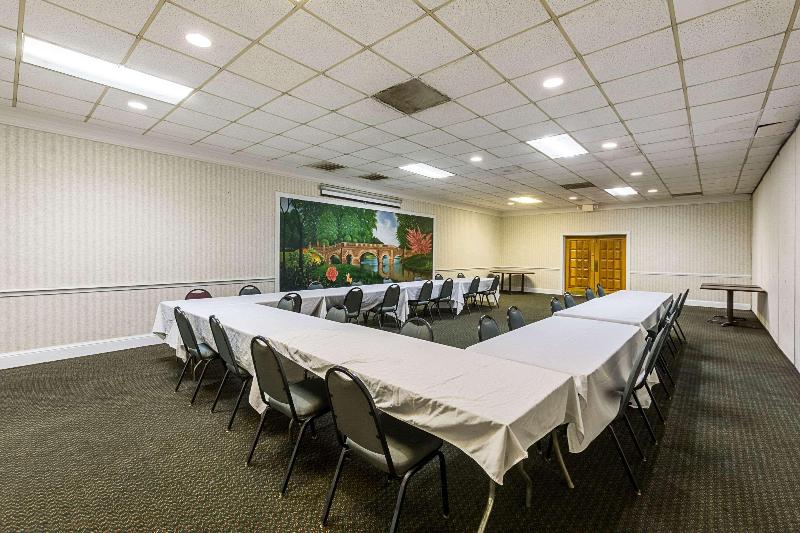 ホテル Rodeway Inn & Suites