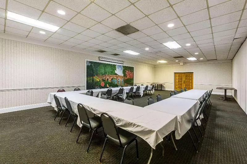 ホテル Rodeway Inn & Suites