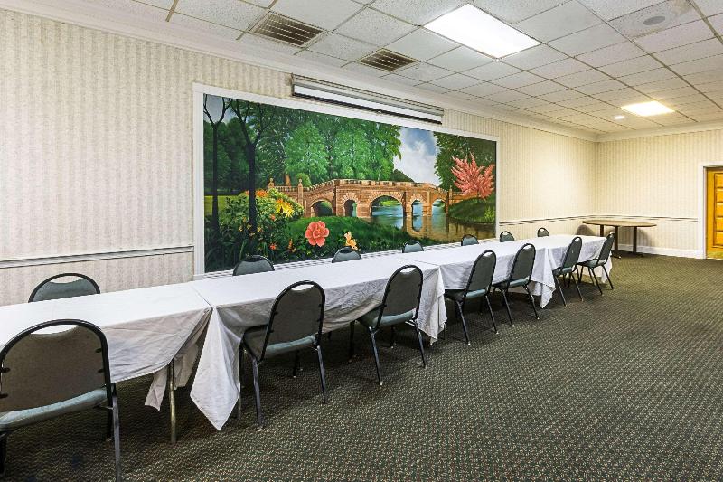 ホテル Rodeway Inn & Suites