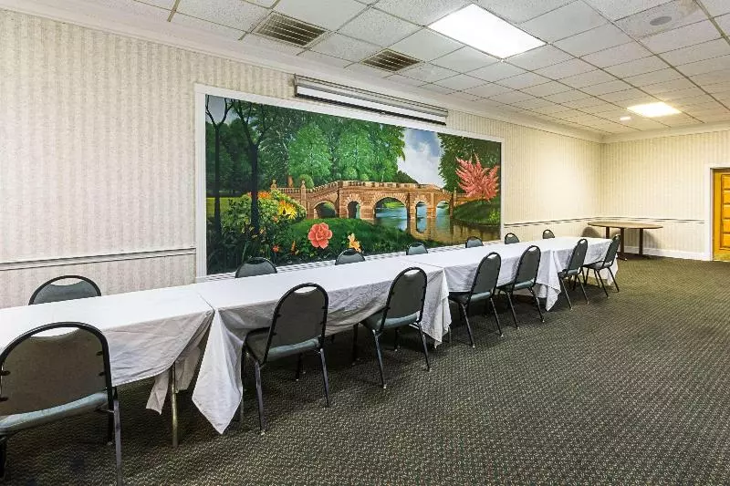ホテル Rodeway Inn & Suites