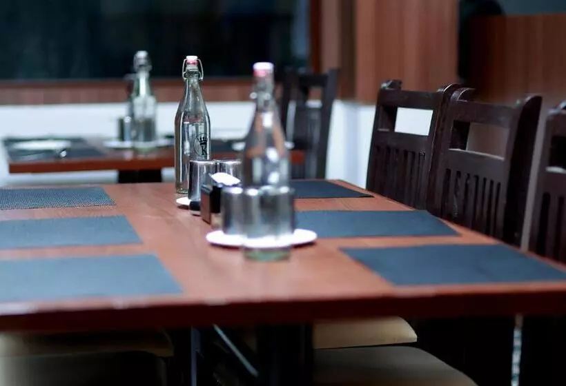 ホテル Kailash Residency