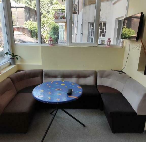 הוסטל лидер хаус хостел