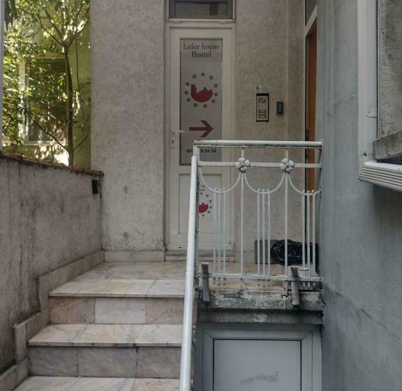 הוסטל лидер хаус хостел
