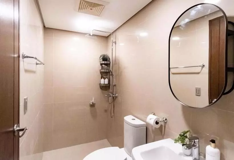 Vibrant Cozy Studio Unit In It Park