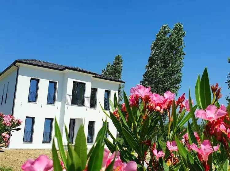 Hotelli Nerium Garden Inn Tirana Airport