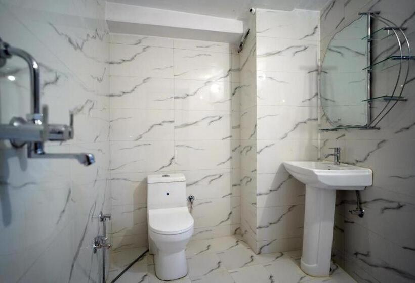 בית מלון כפרי Romiyo Desert Camp